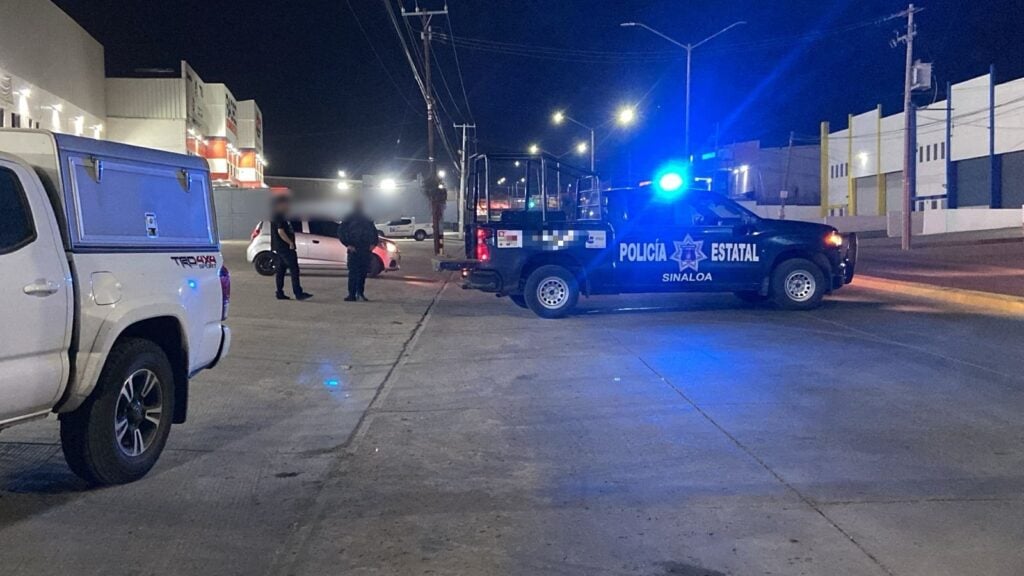 Policías Estatales en zona donde se localizo carros con impactos de balas