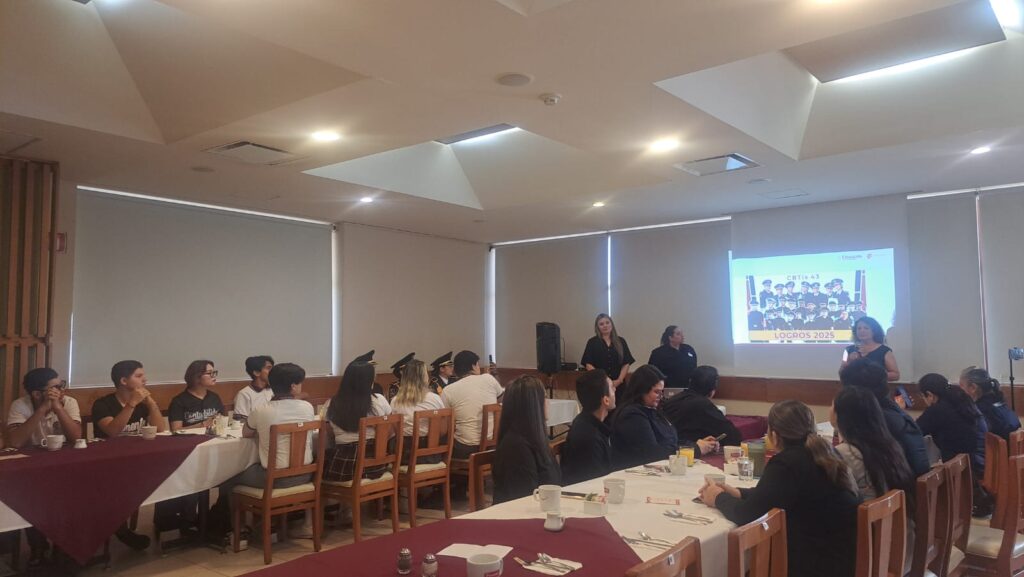 CBTIS 43 en Los Mochis celebrando sus múltiples premios.