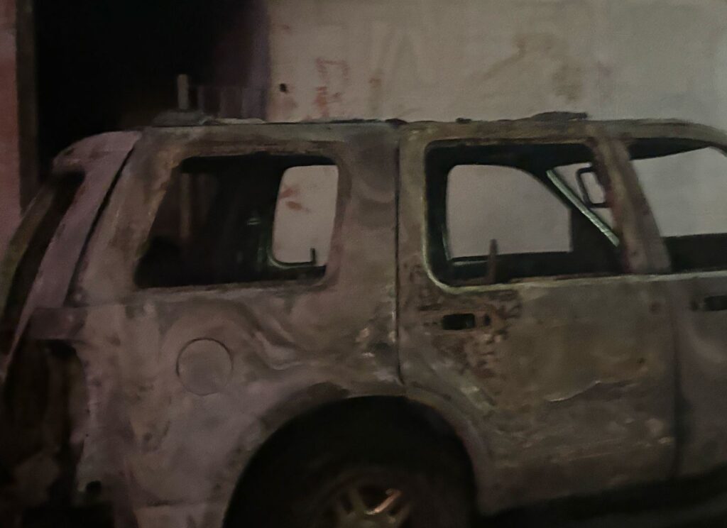 Grupo armado incendia camioneta