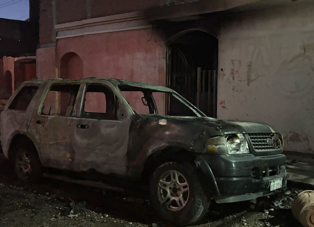 Grupo armado incendia camioneta