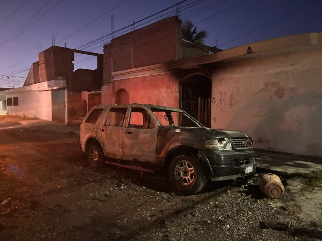 Grupo armado incendia camioneta
