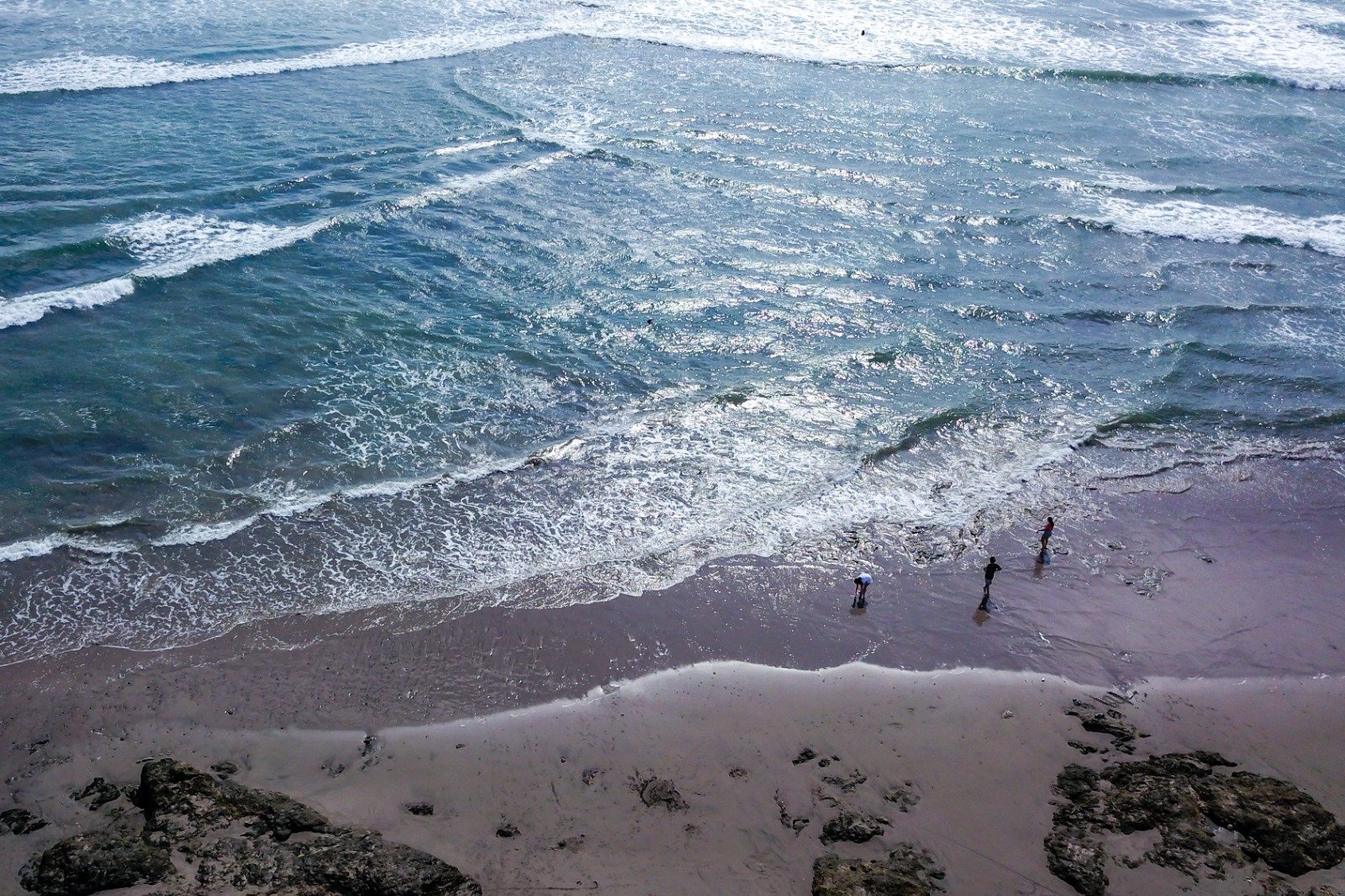 Vista aérea de la orilla de una playa en Sinaloa.