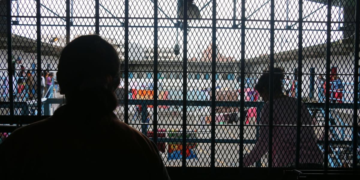 Colombia aplica nueva ley y libera a 99 mujeres presas por delitos menores de drogas