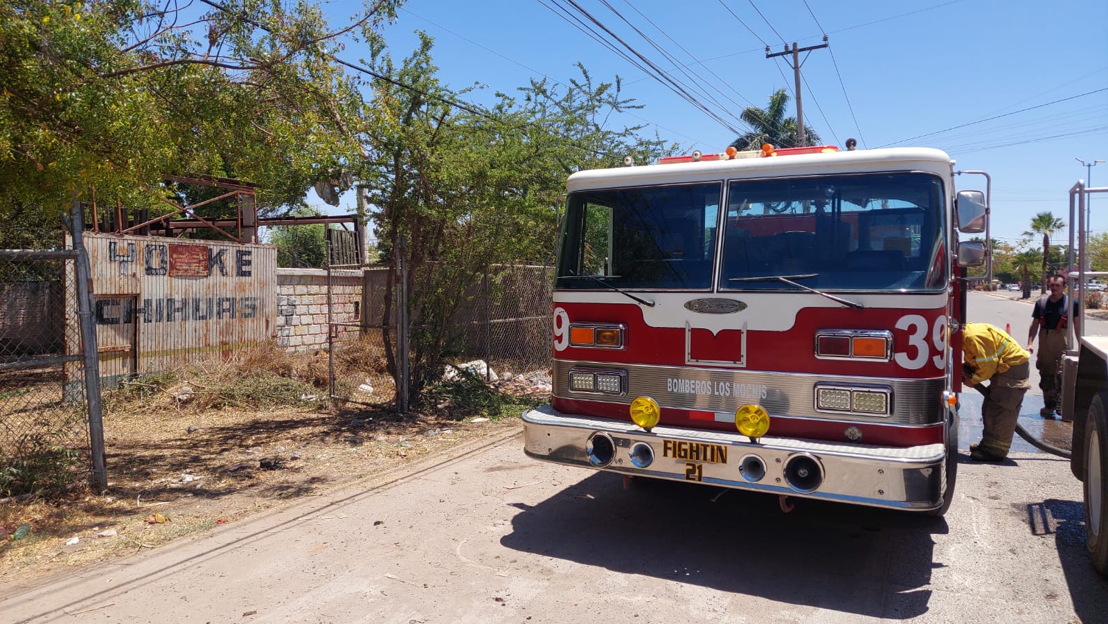 Camión de Bomberos de Los Mochis en el lugar del incendio.