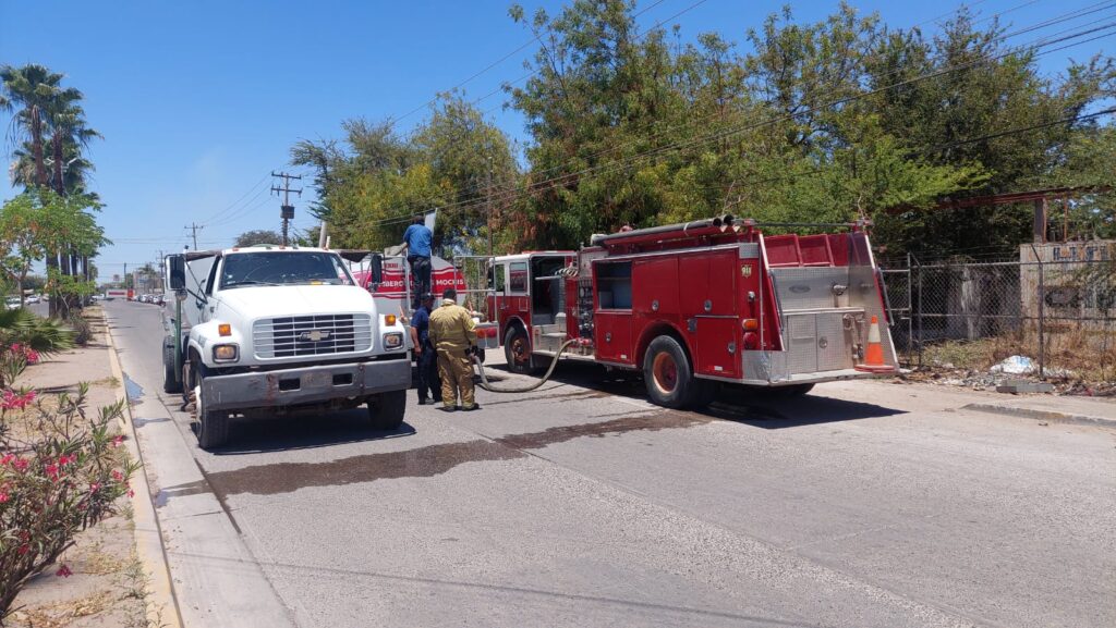 Bomberos de Los Mochis presentes en el lugar de los hechos.