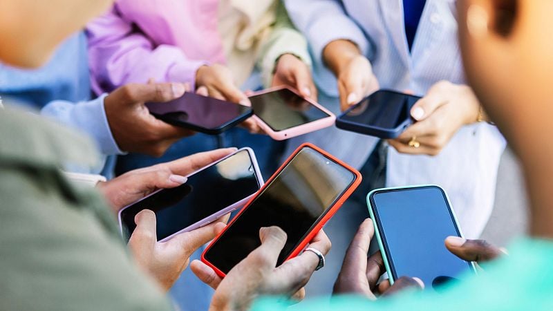 Jóvenes usando el celular