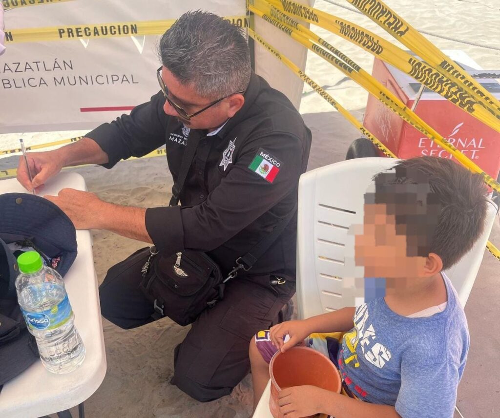 Policía con un niño extraviado.