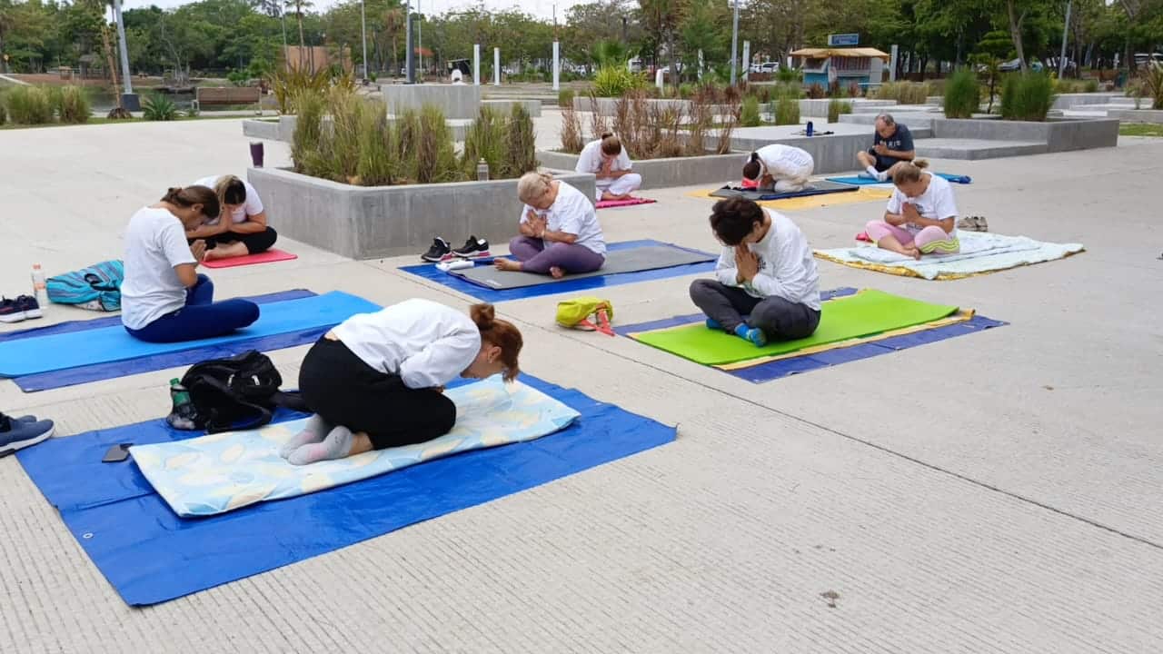 Un grupo de hacen yoga al aire libre