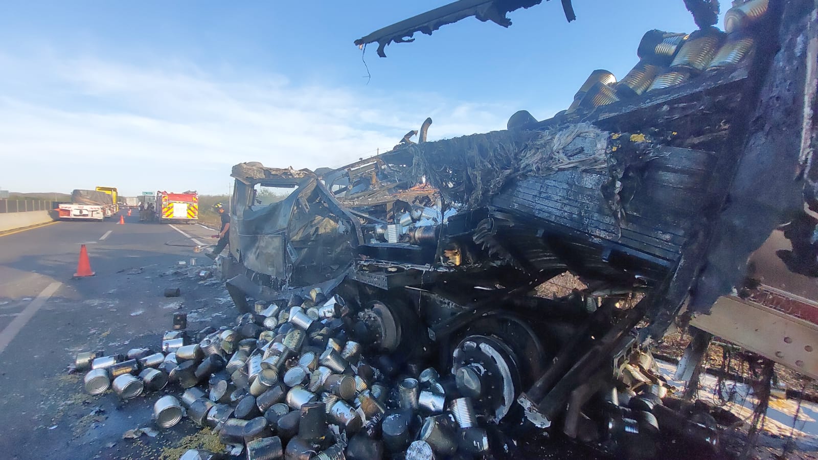ACCIDENTE INCENDIO TRÁILER CULIACÁN-MAZATLÁN LATAS