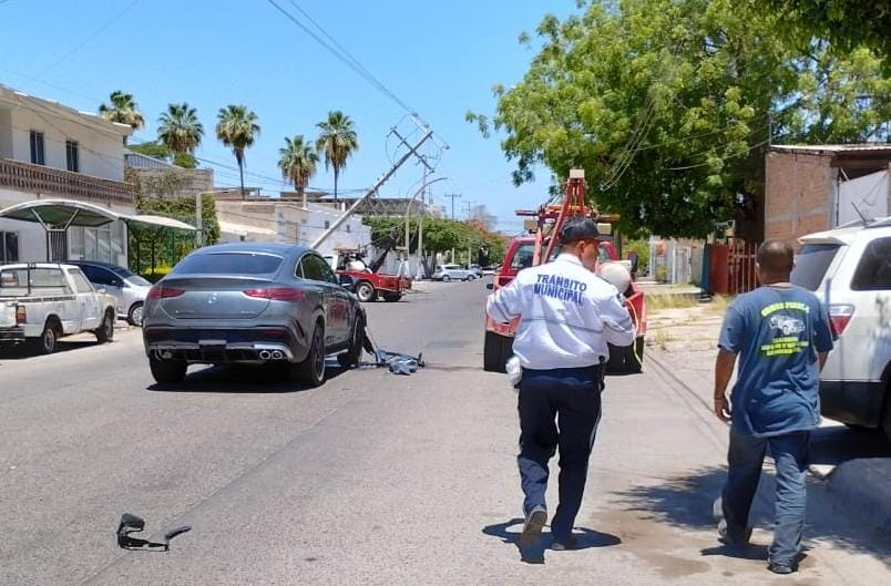 Conductora aparentemente no hace alto y provoca aparatoso accidente en Los Mochis