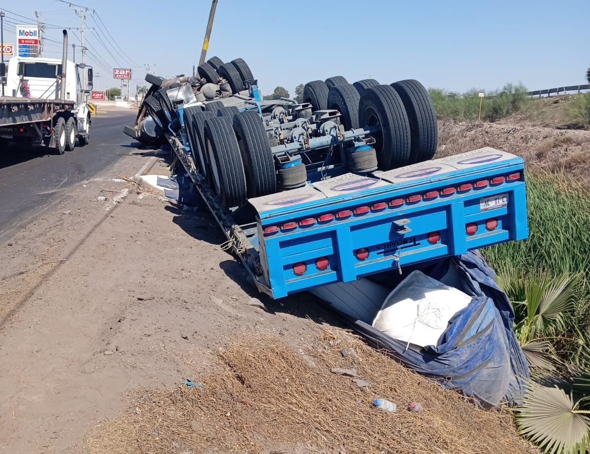 Vuelca tráiler cargado