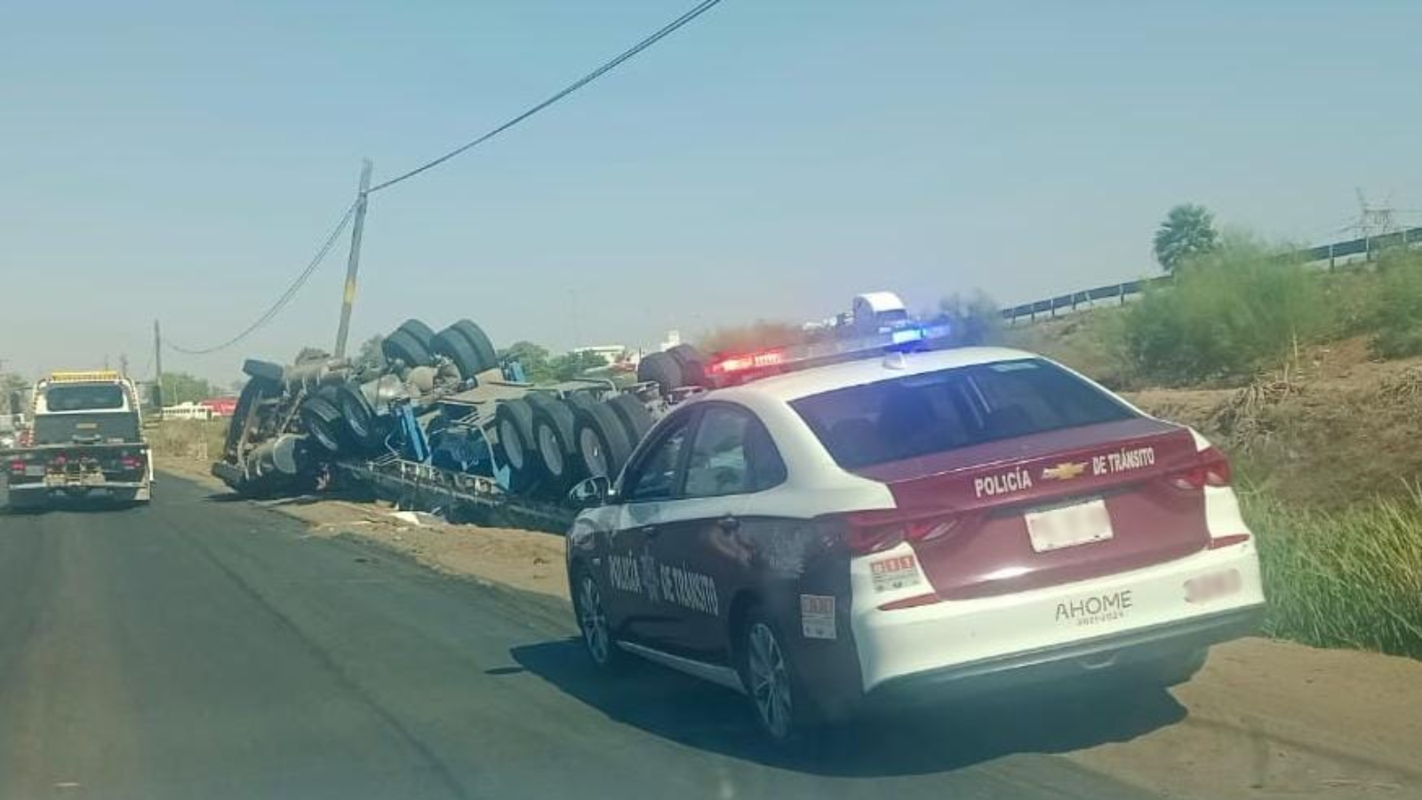 Vuelca tráiler cargado