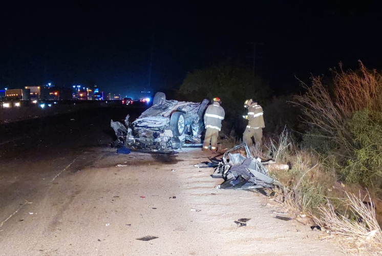El vehículo resultó destrozado tras ser impactada por un tráiler en la carretera México 15 