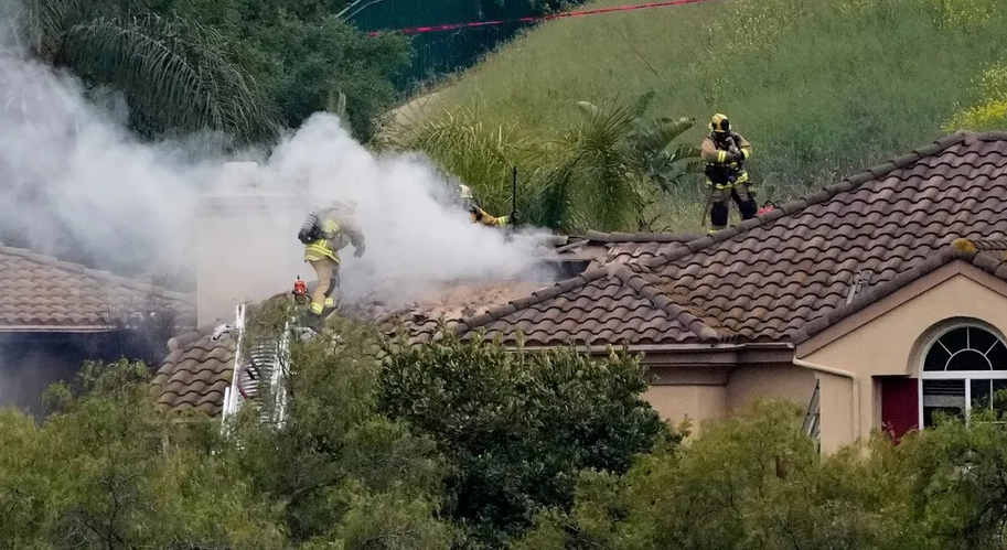 Avioneta se desploma sobre un vecindario en California, EU; confirman muerte del piloto