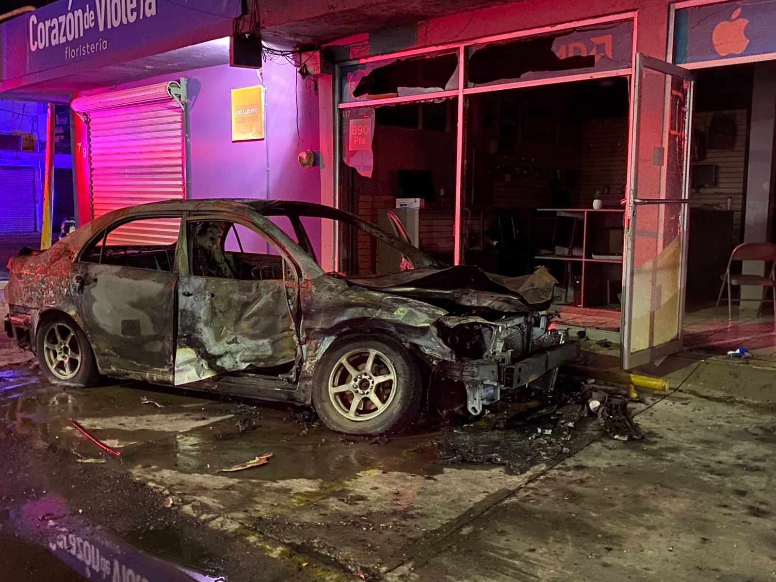 Accidente automovilístico deja un vehículo calcinado en la colonia Jorge Almada