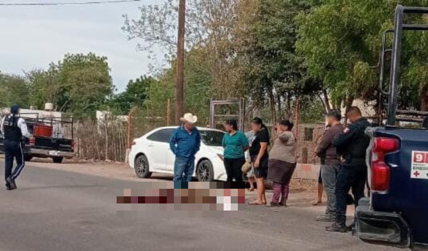 Policías llegan al sitio donde el peatón resultó atropellado