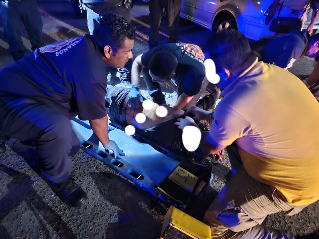 Bomberos Veteranos Mazatlán auxiliando al hombre herido.