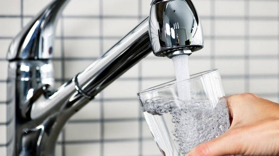 Florida se convierte en el segundo estado de EU en prohibir flúor en su sistema de agua potable