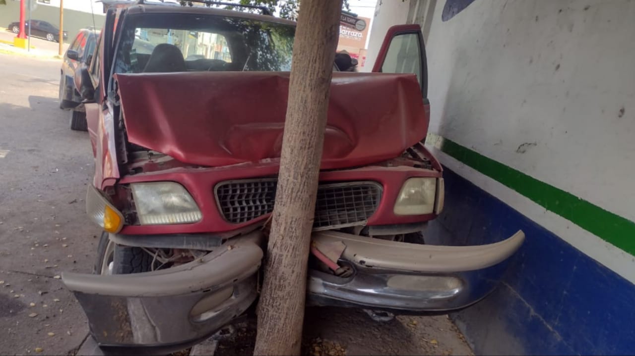 Al no realizar el alto obligatorio una joven ocasionó un aparatoso choque