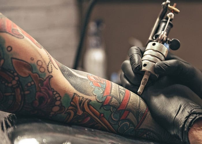 Alerta en EU por tintas de tatuaje contaminadas con bacterias peligrosas