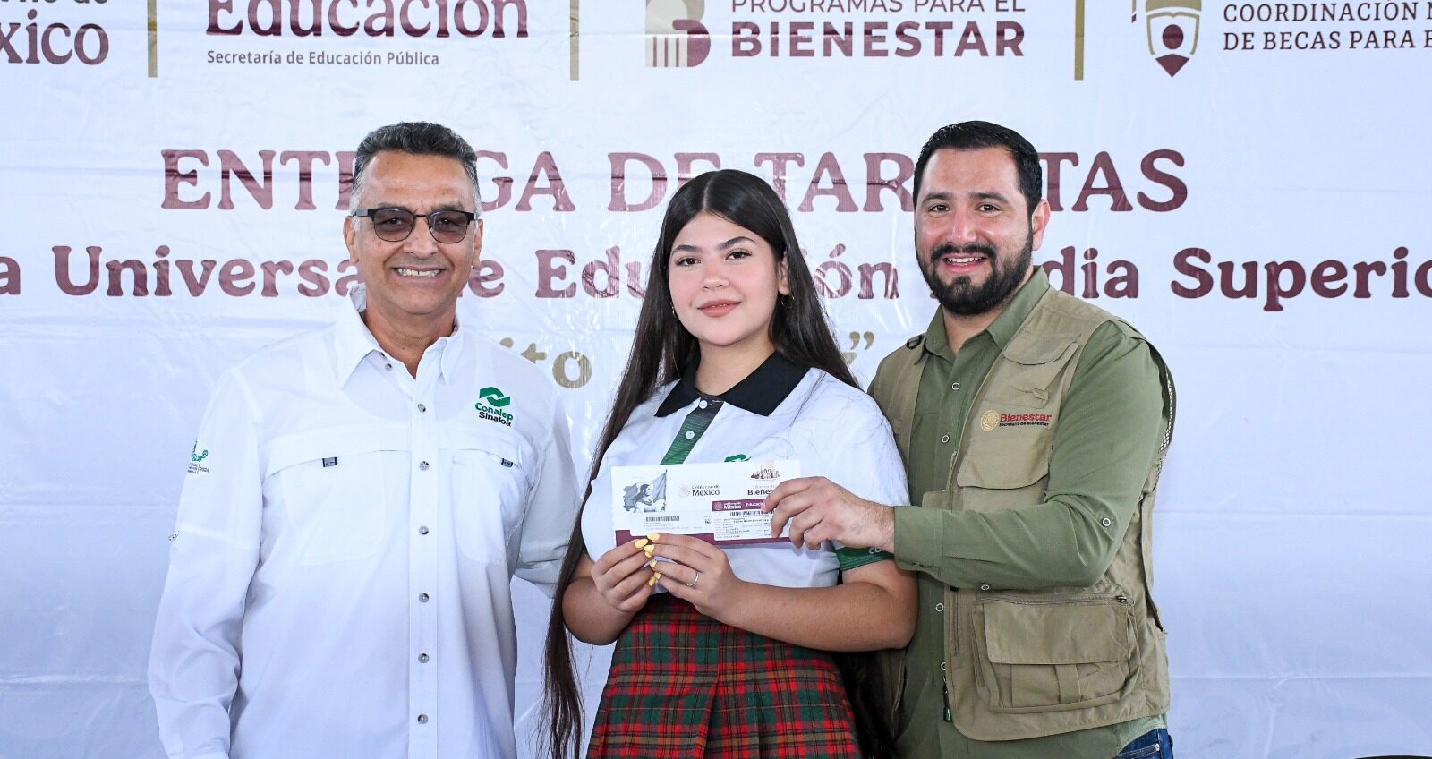 Alumnos de Conalep reciben tarjetas de la beca Benito Juárez