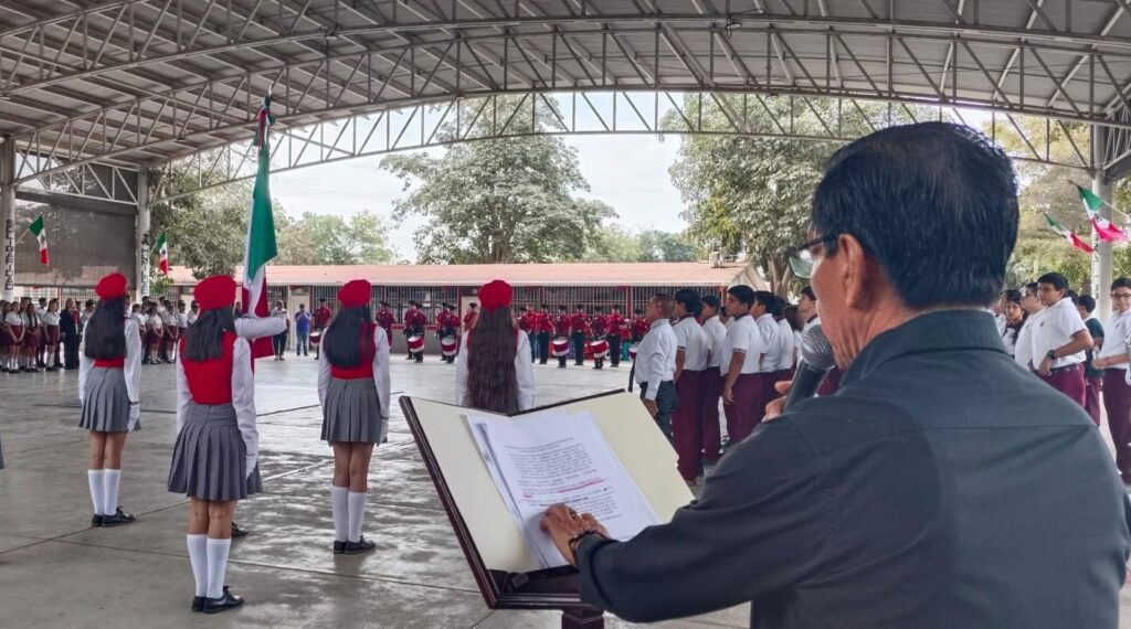 Ángel Custodio tiene 43 años sembrando vocación en las aulas