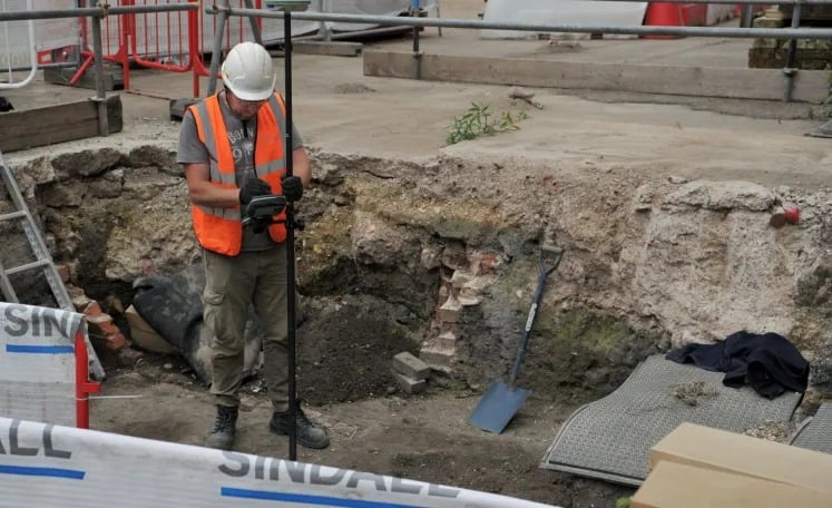 Antiguo cementerio medieval bajo centro comercial en Inglaterra
