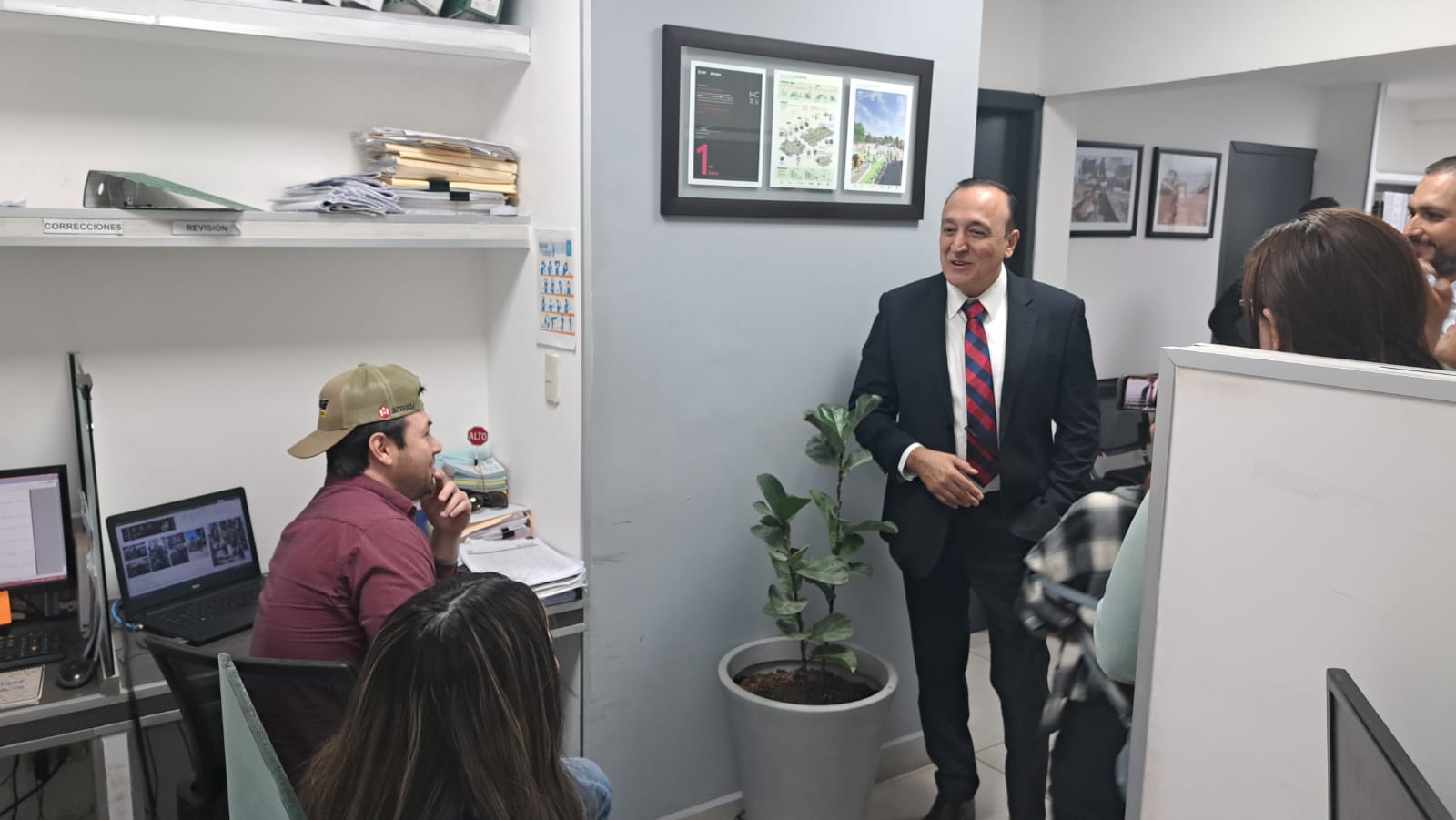 Antonio Menéndez visitando a los funcionarios del Palacio Municipal de Ahome.