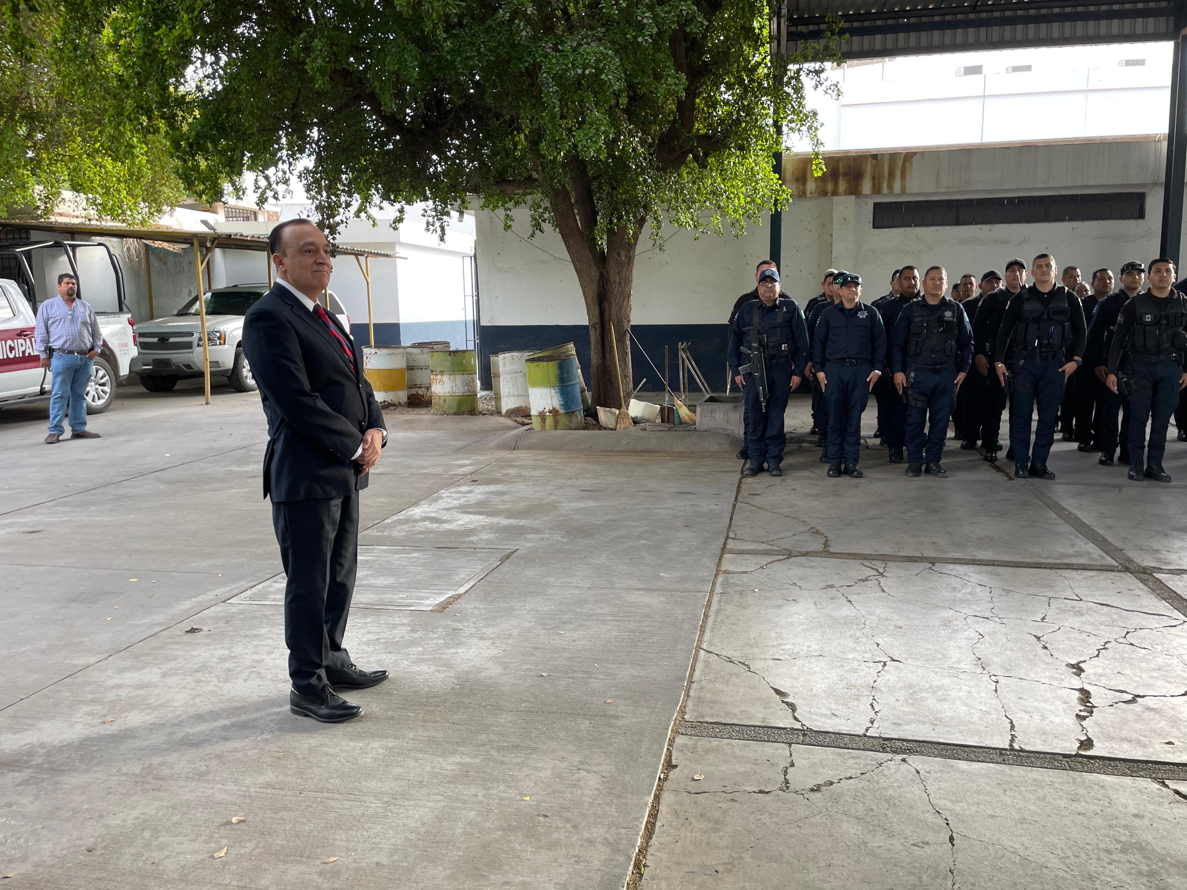 Alcalde sustituto, Antonio Menéndez de Llano en su visita a las instalaciones de Seguridad Pública en Ahome.