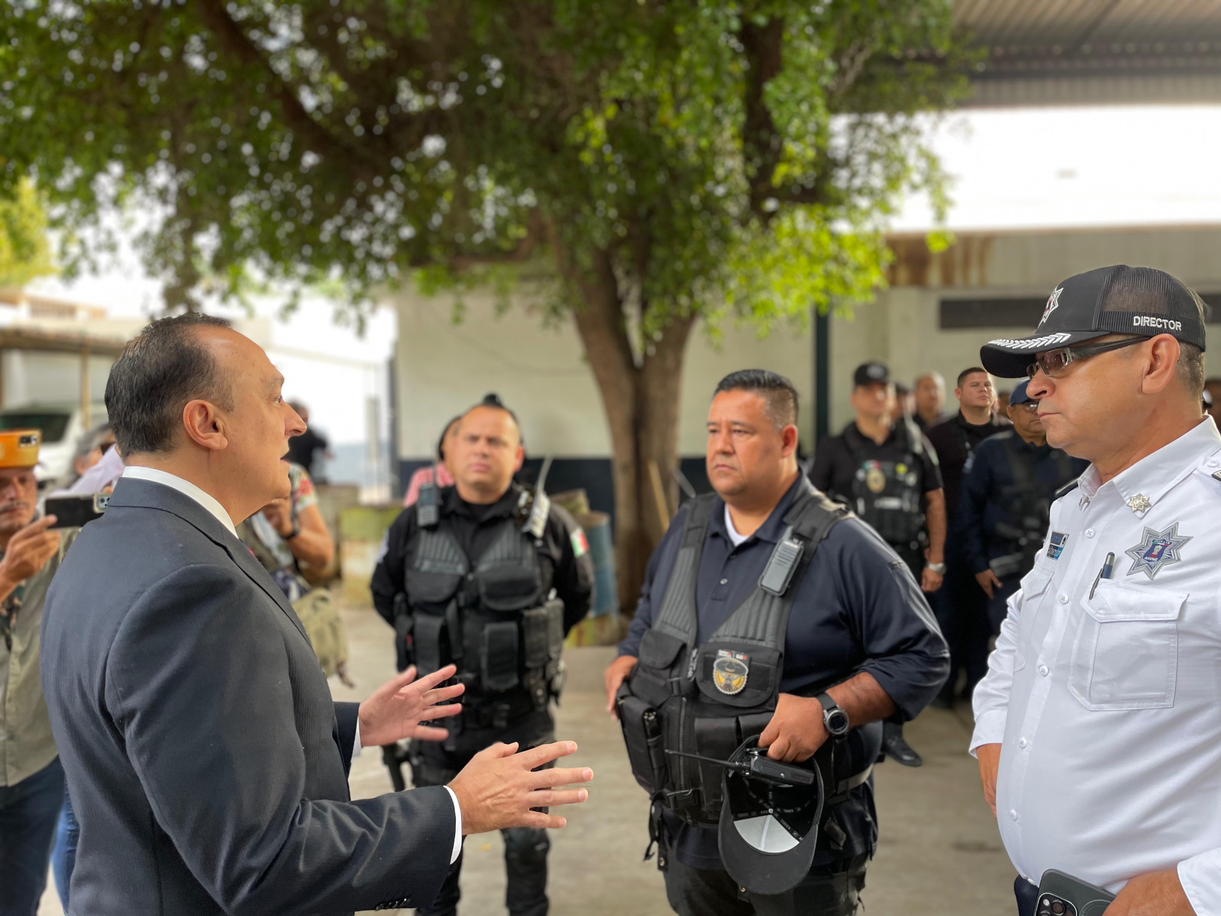 Alcalde sustituto, Antonio Menéndez de Llano en su visita a las instalaciones de Seguridad Pública en Ahome.