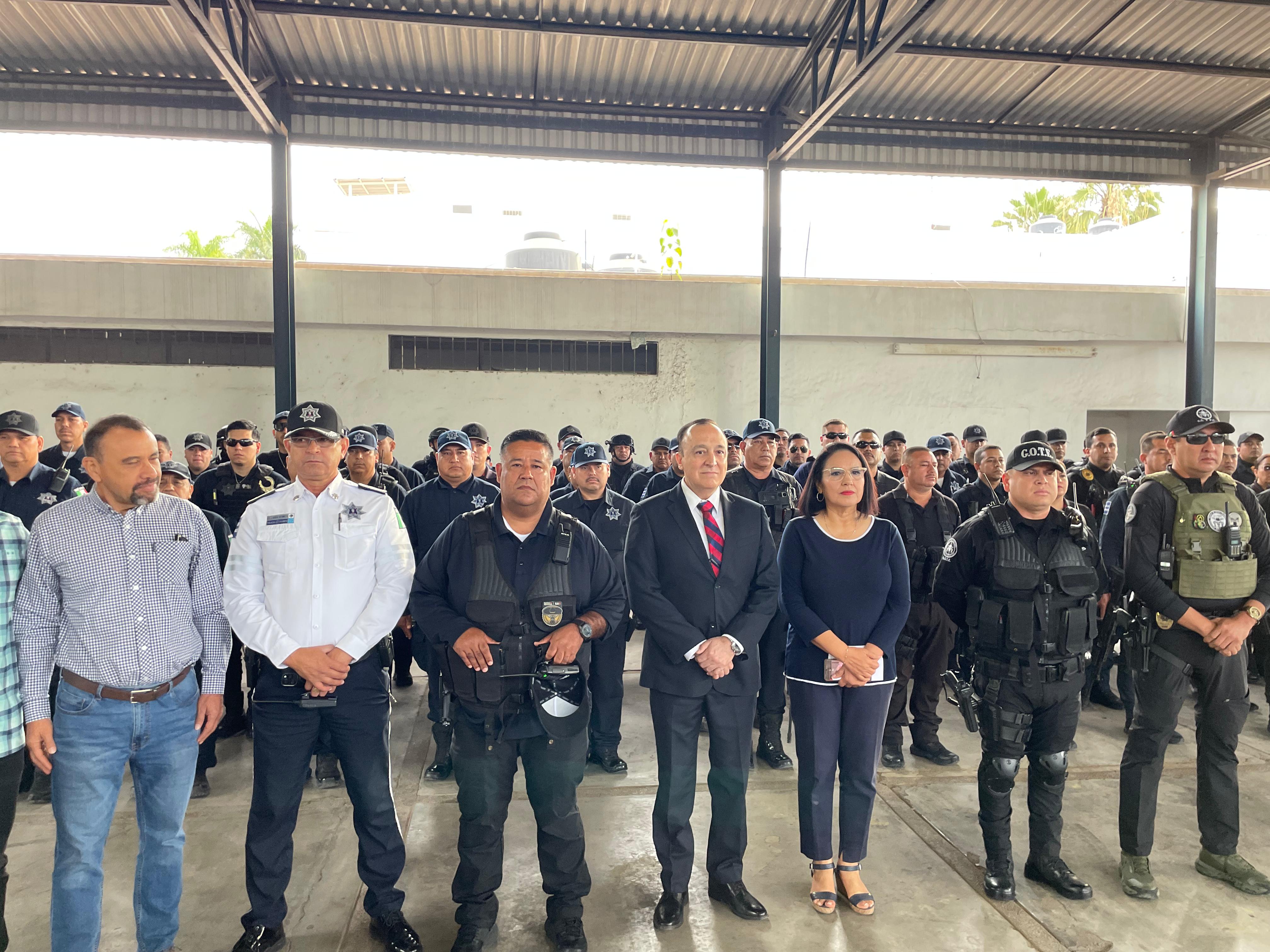 Alcalde sustituto, Antonio Menéndez de Llano en su visita a las instalaciones de Seguridad Pública en Ahome.