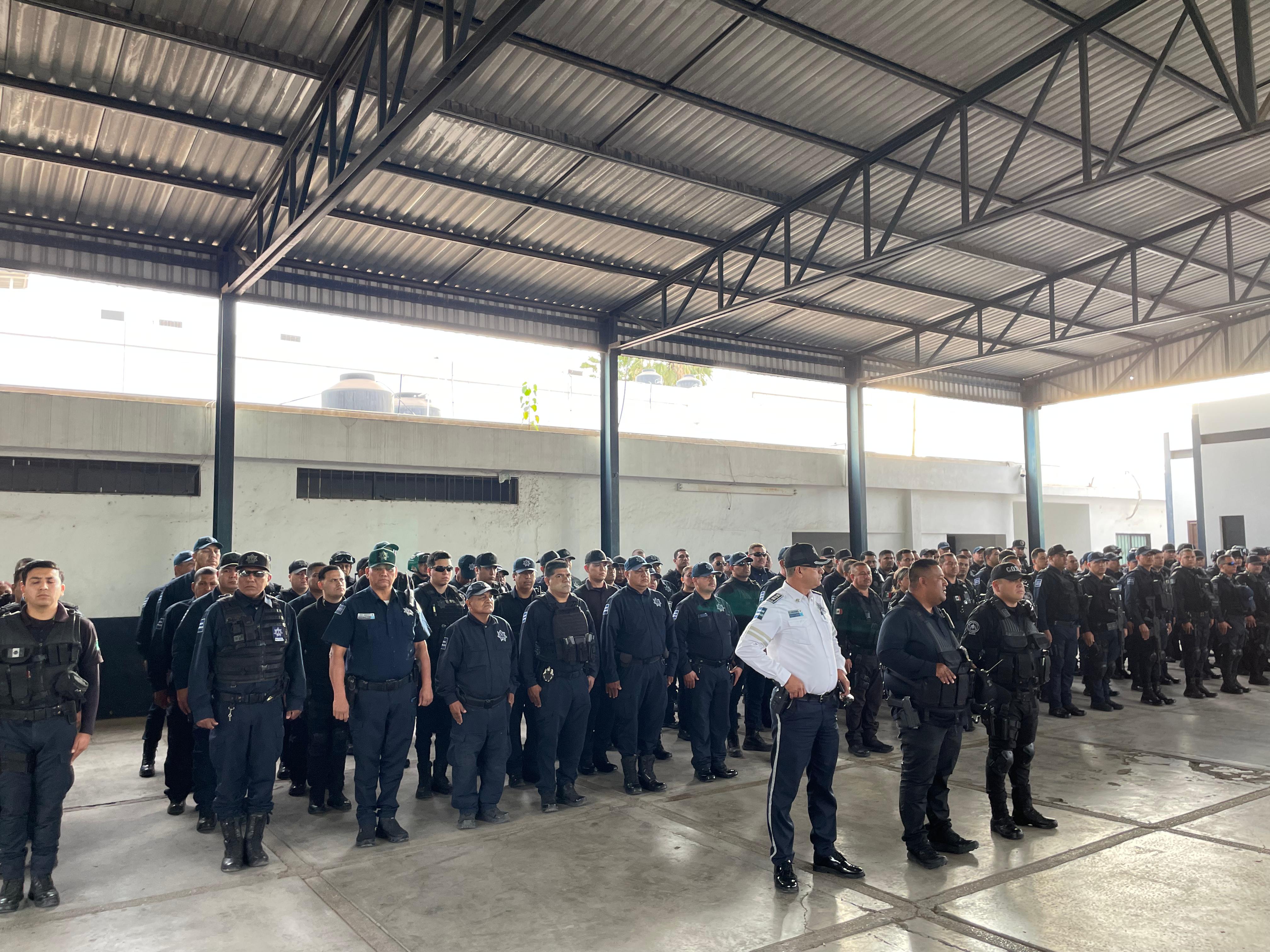 Alcalde sustituto, Antonio Menéndez de Llano en su visita a las instalaciones de Seguridad Pública en Ahome.