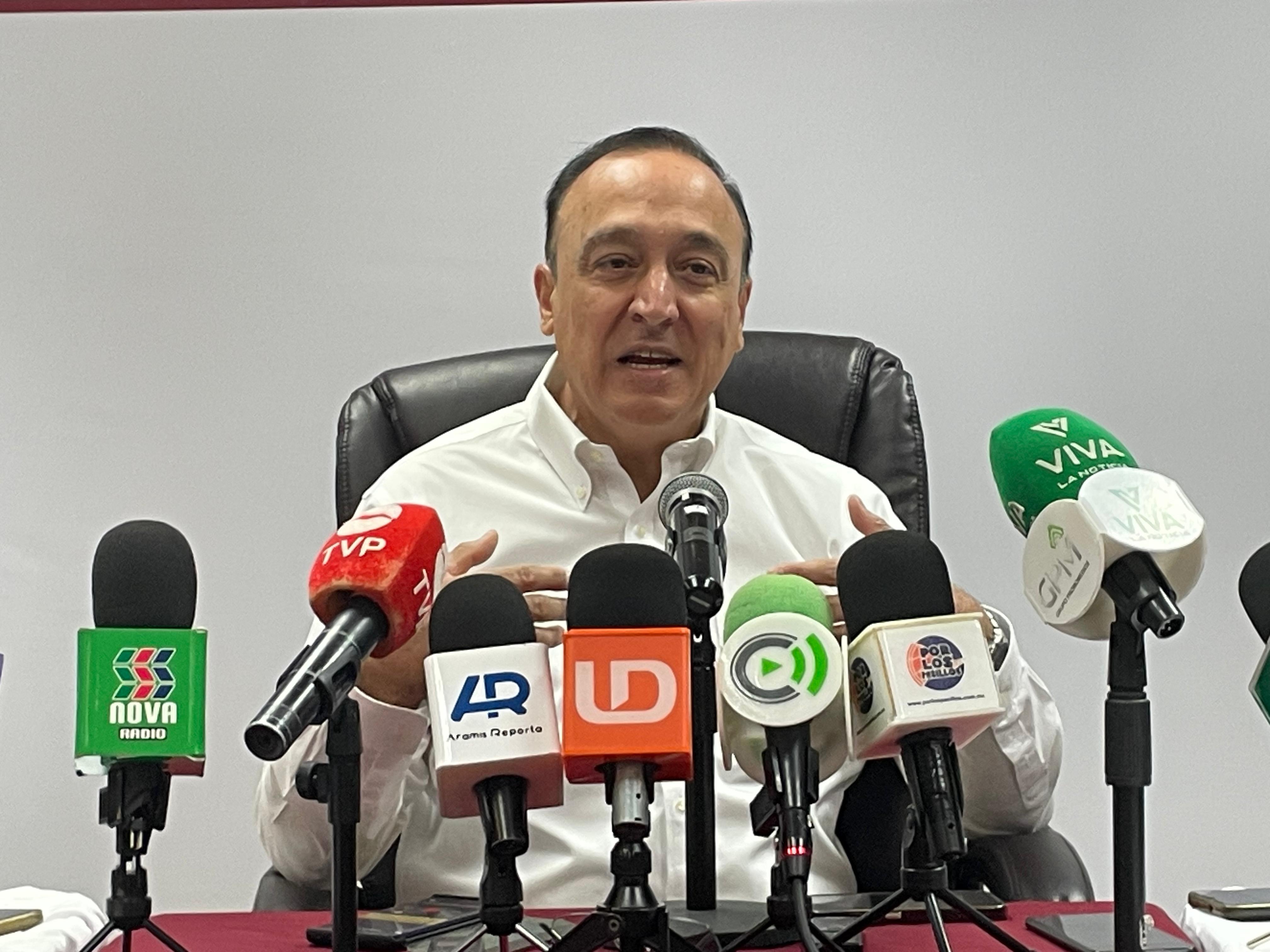 Alcalde de Ahome, Antonio Menéndez de Llano Bermúdez. Reconoció la importancia del proyecto para concretar la carretera Topolobampo-Ojinaga, Chihuahua.
