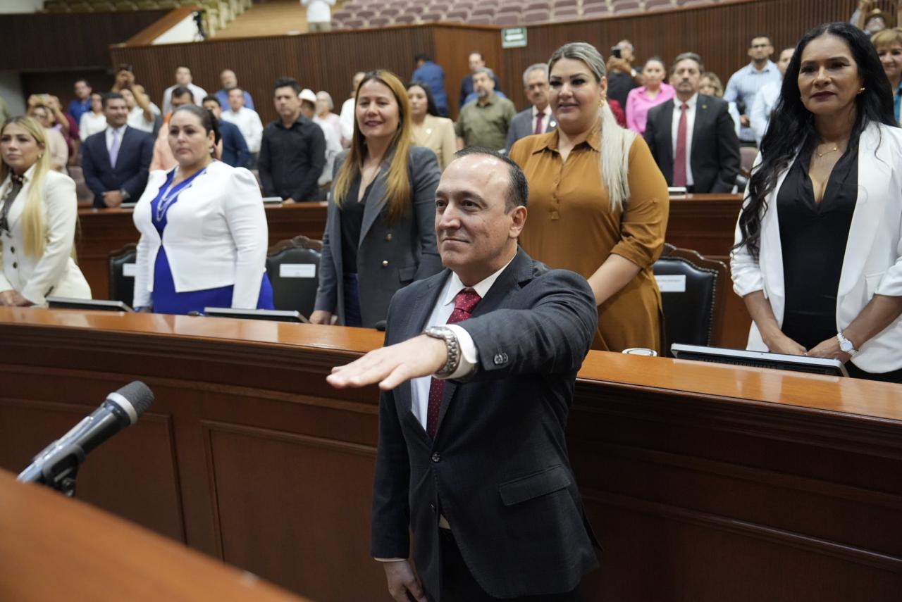 Antonio Menéndez del Llano Bermúdez durante la toma de protesta para ser el alcalde sustituto de Ahome.