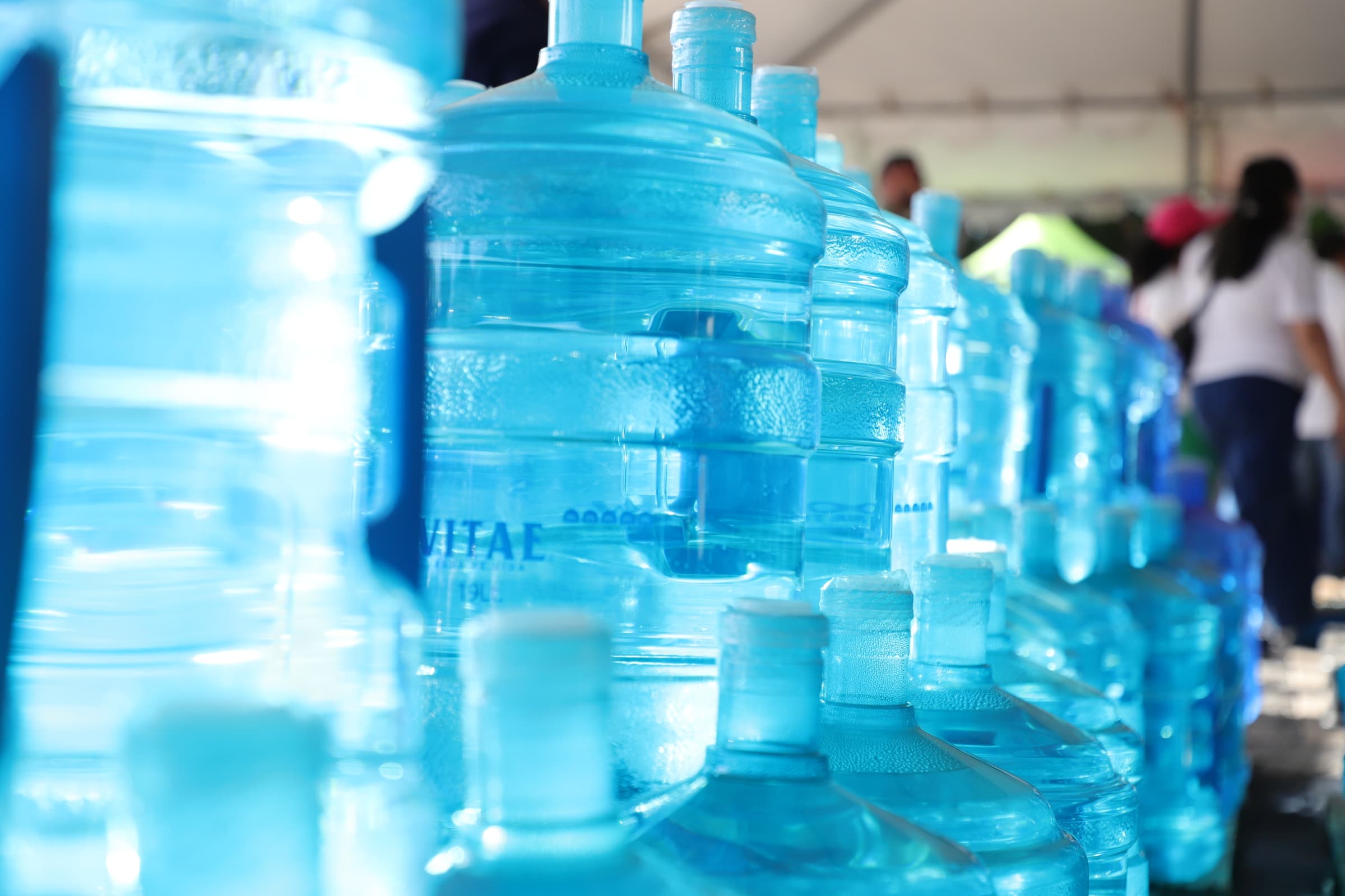 Garrafones de agua donados en el Aquatón 2025.