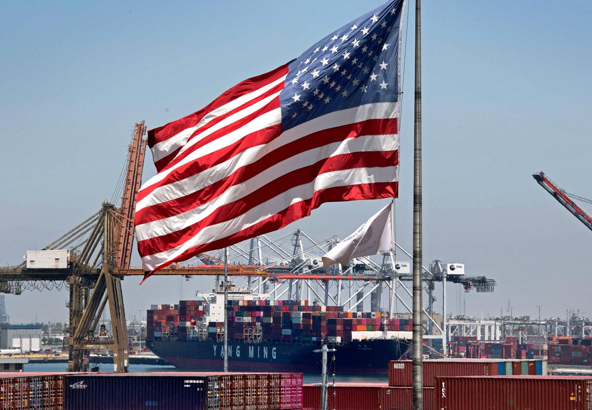 Tribunal de apelaciones restablece temporalmente los aranceles globales de Trump