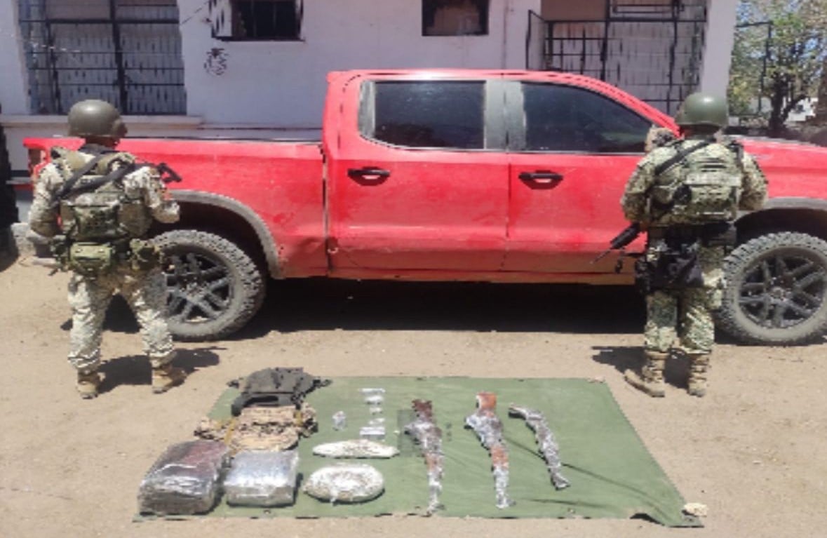 Camioneta y armamento asegurado en Siqueros, Mazatlán.