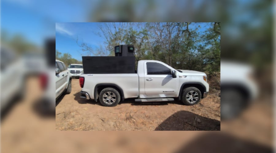 Vehículo con blindaje artesanal asegurado en Culiacán.