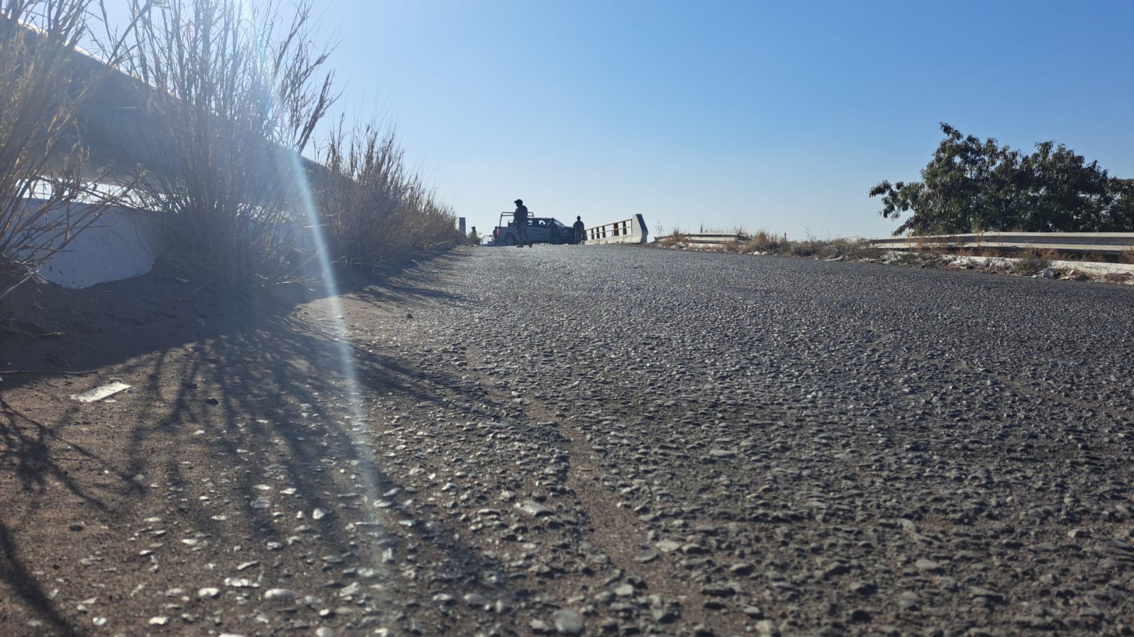 Elementos de la Marina resguardando el lugar donde fue encontrado el cadáver.