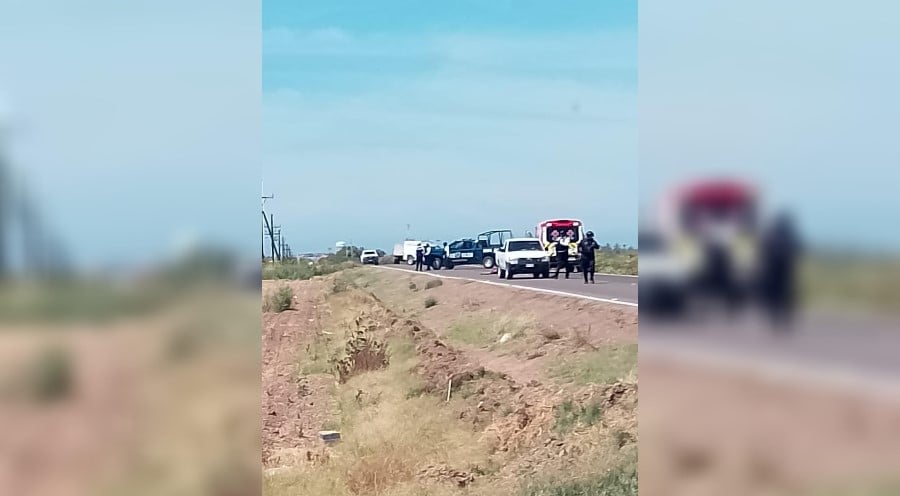 Autoridades resguardando la zona donde fueron asesinados a balazos los dos hombres.
