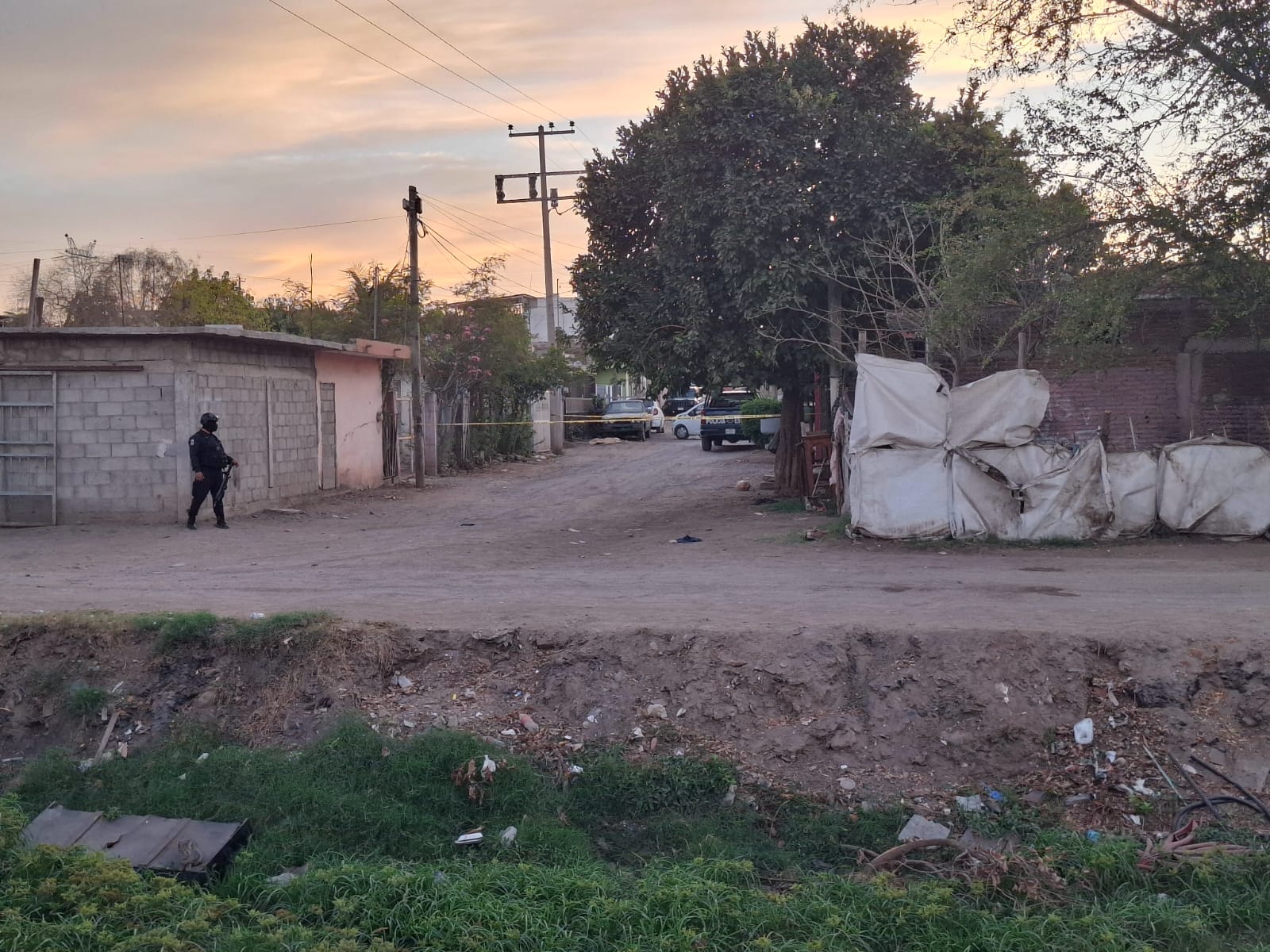 Autoridades de seguridad resguardando la zona en la que ocurrió el asesinato de los dos hombres.