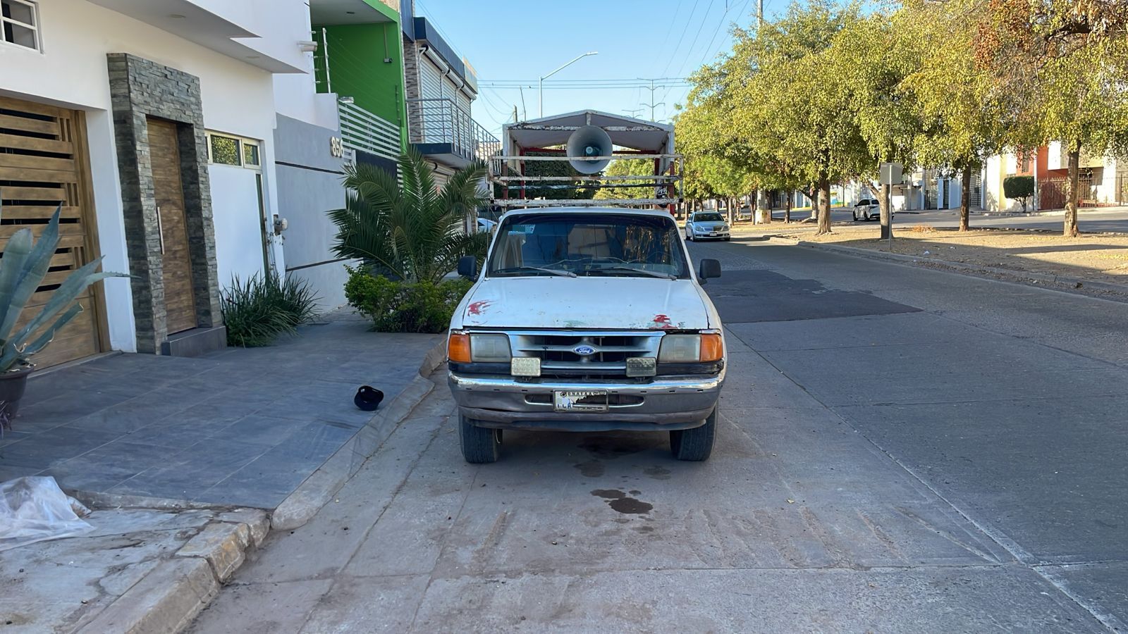 Camioneta en la que fue encontrado el hombre asesinado.