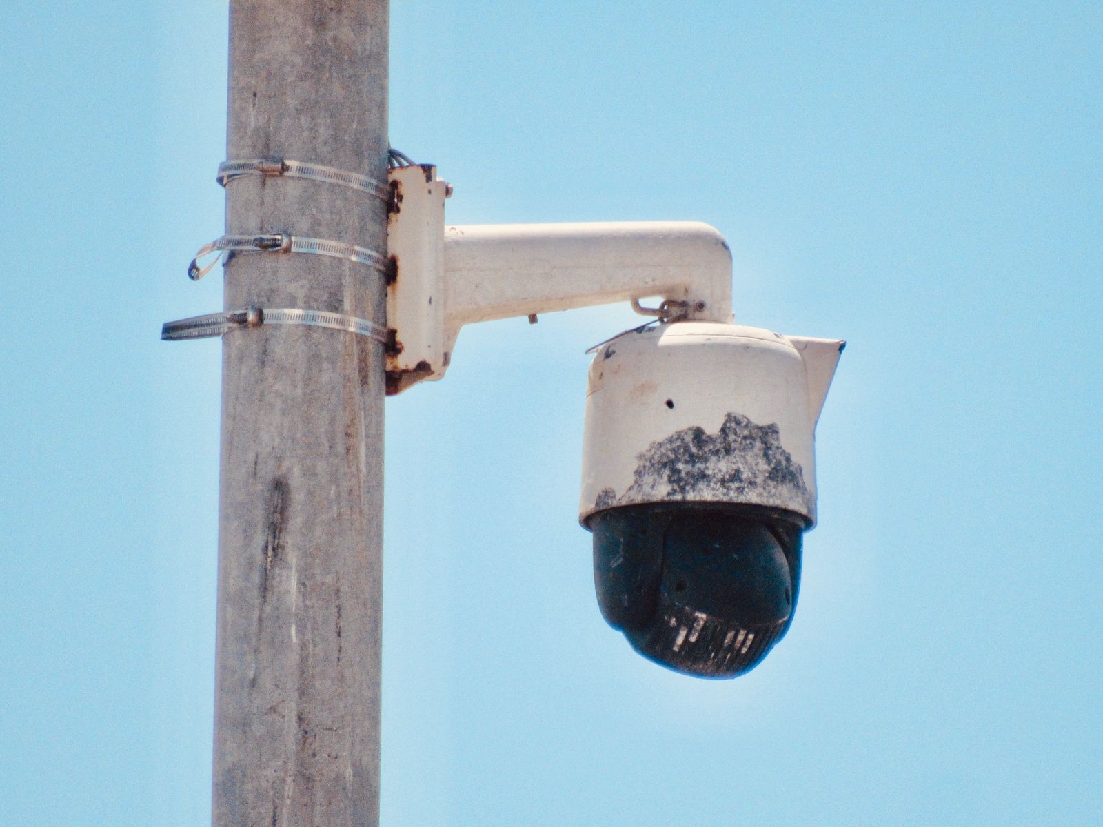 Atacan a balazos cámaras de videovigilancias ubicadas en glorieta de La Marina en Mazatlán