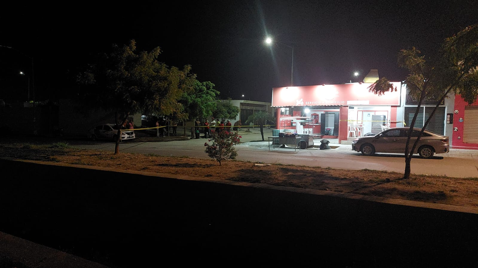Zona acordonada en una taquería, donde ocurrió el atentado contra los policías municipales en Mazatlán.