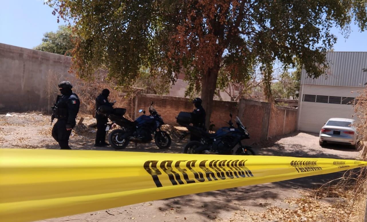 Zona acordonada en donde fue localizado el auto baleado.