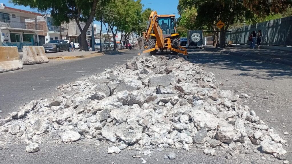 Las máquinas de Obras Públicas de Ahome ya iniciaron con los trabajos de demolición de la losa de concreto.