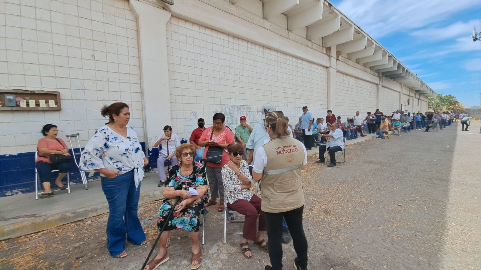 Fila en Banco Bienestar del Issste