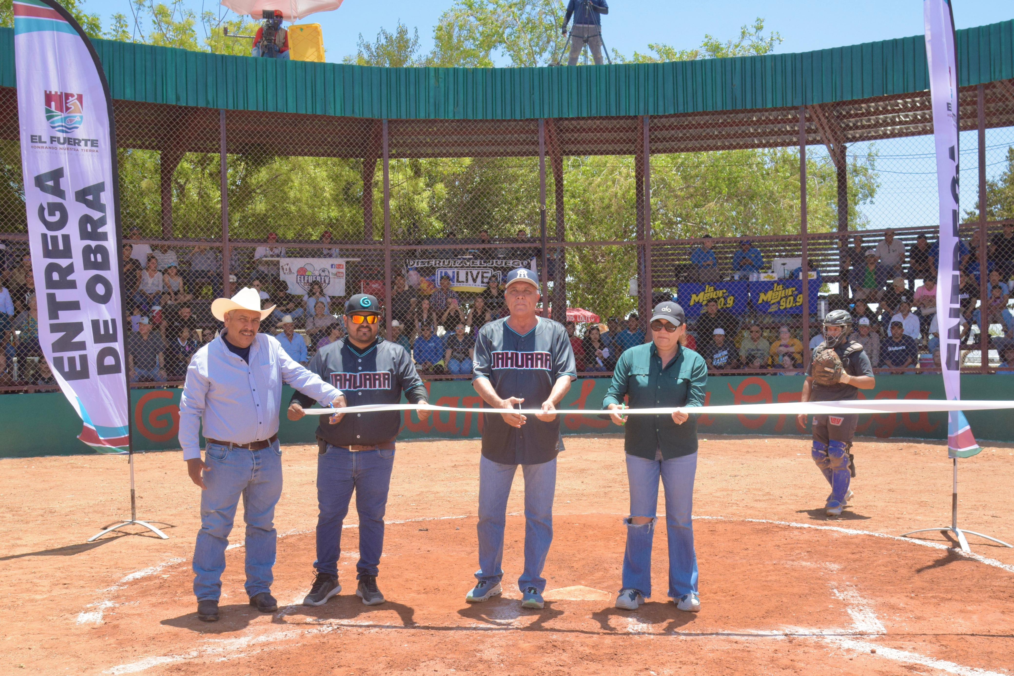 Gildardo Leyva inaugura estadio de beisbol en ejido Lázaro Cárdenas