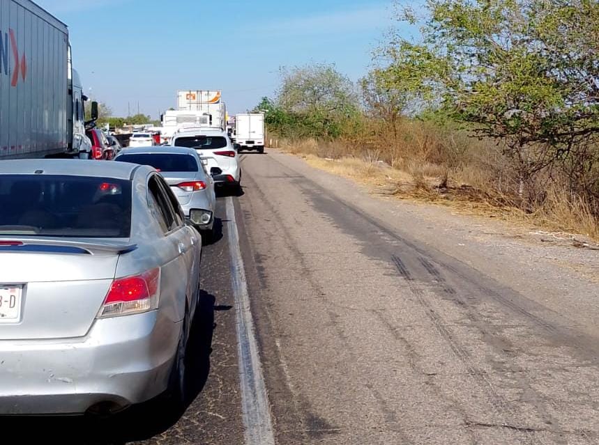 Bloquean carretera México 15 Guasave