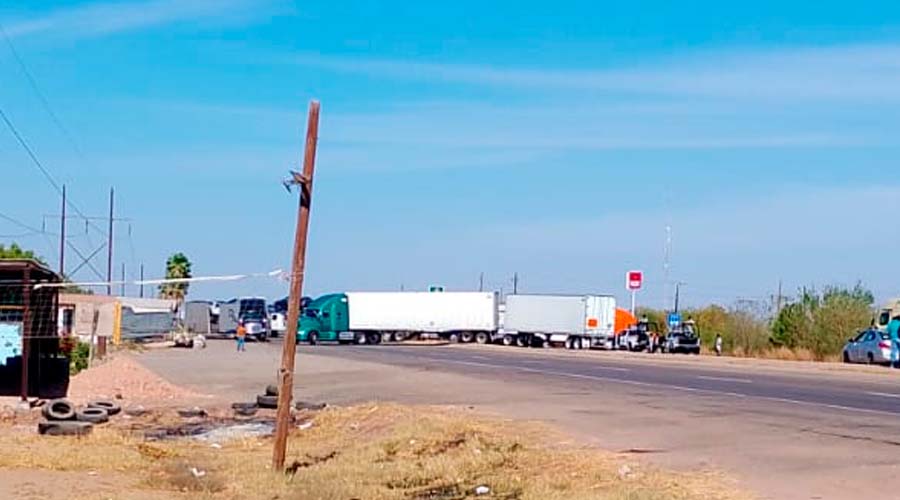 Bloquean carretera México 15 Guasave